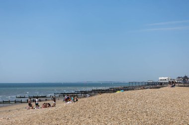 Bognor Regis, West Sussex, İngiltere - 25 Haziran. 25 Haziran 2023 'te Bognor Regis, Batı Sussex' teki sahil şeridi görüntüsü. Tanımlanamayan kişiler
