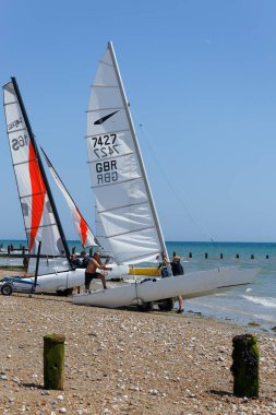 Bognor Regis, West Sussex, İngiltere - 25 Haziran. 25 Haziran 2023 'te Batı Sussex, Bognor Regis' te kalkışa hazırlanan yatlar. Tanımlanamayan kişiler