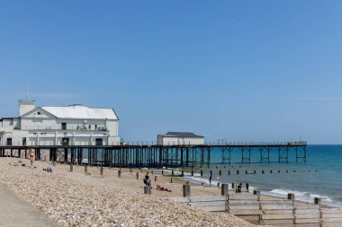 Bognor Regis, West Sussex, İngiltere - 25 Haziran. 25 Haziran 2023 'te Bognor Regis, Batı Sussex' teki gezinti güvertesine bakın. Tanımlanamayan kişiler