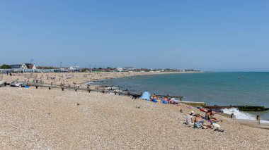 Bognor Regis, West Sussex, İngiltere - 25 Haziran. 25 Haziran 2023 'te Bognor Regis, Batı Sussex' teki sahil şeridi görüntüsü. Tanımlanamayan kişiler