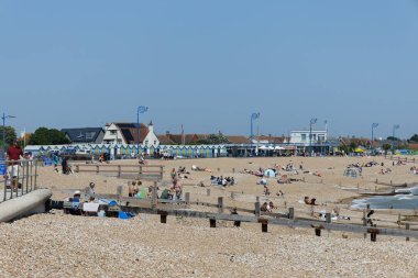 Bognor Regis, West Sussex, İngiltere - 25 Haziran. 25 Haziran 2023 'te Bognor Regis, Batı Sussex' teki sahil şeridi görüntüsü. Tanımlanamayan kişiler