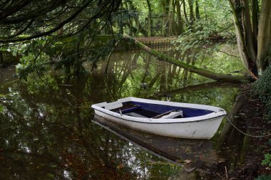 Alford, Lincoln, İngiltere, 21 Eylül. 21 Eylül 2023 'te Alford' daki Claythorpe Su Değirmeni 'nde eski bir sandalın görüntüsü.