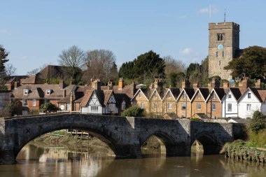 Aylesford, Kent/Uk - Mart 24: 14 yüzyıl Köprüsü ve görünümünü Aylesford kilisede St Peter's üzerinde 24 Mart 2019