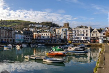 Dartmouth, Devon, İngiltere - 14 Ocak. 14 Ocak 2024 'te Dartmouth, Devon limanındaki tekneler. Tanımlanamayan kişiler