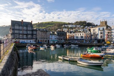 Dartmouth, Devon, İngiltere - 14 Ocak. 14 Ocak 2024 'te Dartmouth, Devon limanındaki tekneler. Kimliği belirsiz üç kişi.