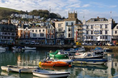 Dartmouth, Devon, İngiltere - 14 Ocak. 14 Ocak 2024 'te Dartmouth, Devon limanındaki tekneler. Tanımlanamayan kişiler