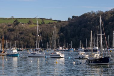 Dartmouth, Devon, İngiltere - 14 Ocak. Dartmouth, Devon 'daki Dart Nehri' ndeki tekneler 14 Ocak 2024 'te. Tanımlanamayan kişiler