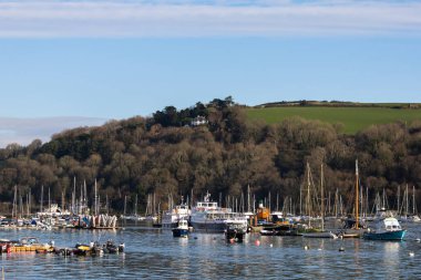 Dartmouth, Devon, İngiltere - 14 Ocak. Dartmouth, Devon 'daki Dart Nehri' ndeki tekneler 14 Ocak 2024