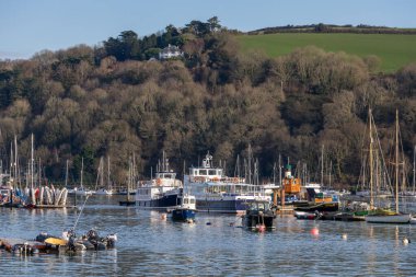 Dartmouth, Devon, İngiltere - 14 Ocak. Dartmouth, Devon 'daki Dart Nehri' ndeki tekneler 14 Ocak 2024
