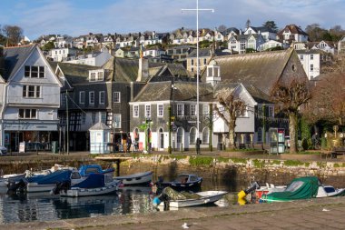 Dartmouth, Devon, İngiltere - 14 Ocak. 14 Ocak 2024 'te Dartmouth, Devon' daki liman çevresindeki eski geleneksel binalar. Tanımlanamayan kişiler