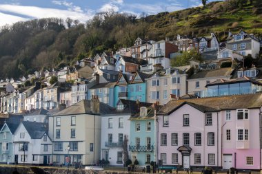 Kingswear, Devon, İngiltere - 14 Ocak. 14 Ocak 2024 'te Devon, Kingswear' de geleneksel renkli binalar. Kimliği belirsiz iki kişi.