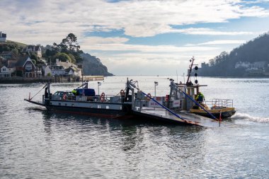 Dartmouth, Devon, İngiltere - 14 Ocak. 14 Ocak 2024 'te Dartmouth, Devon' dan nehir dartını geçen bir feribot. Kimliği belirsiz iki kişi.