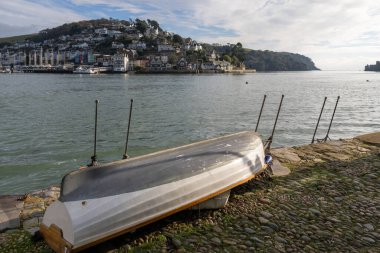 Dartmouth, Devon, İngiltere - 14 Ocak. 14 Ocak 2024 'te Dartmouth, Devon' daki Dart Nehri 'nin yanındaki sandalda ters dönmüş.