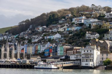 Kingswear, Devon, İngiltere - 14 Ocak. 14 Ocak 2024 'te Dart Nehri' nden Kingswear, Devon 'a bakın.
