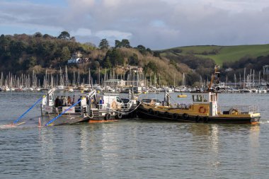 Dartmouth, Devon, İngiltere - 14 Ocak. 14 Ocak 2024 'te Dartmouth, Devon' dan nehir dartını geçen bir feribot. Tanımlanamayan kişiler