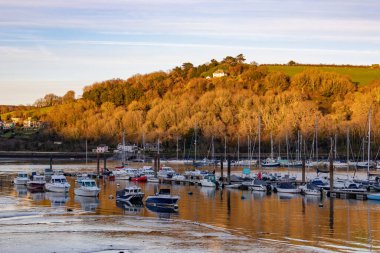 Dartmouth, Devon, İngiltere - 15 Ocak. 15 Ocak 2024 'te Dartmouth, Devon' daki Dart Nehri 'ndeki tekneler