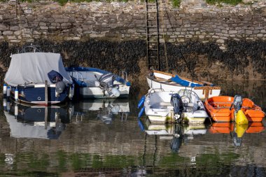 Dartmouth, Devon, İngiltere - 16 Ocak. 16 Ocak 2024 'te Dartmouth, Devon' daki limanda tekneler.