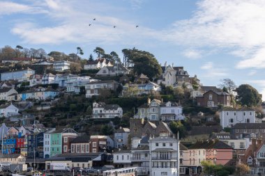 Kingswear, Devon, İngiltere - 14 Ocak. 14 Ocak 2024 'te Dart Nehri' nden Kingswear, Devon 'a bakın.