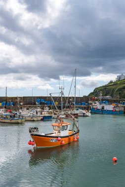 MEVAGISSEY, CORNWALL, UK, MAYIS 3. 3 Mayıs 2024 'te Cornwall' daki Mevagissey limanının görüntüsü