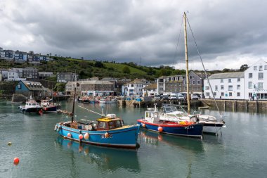 MEVAGISSEY, CORNWALL, UK, MAYIS 3. 3 Mayıs 2024 'te Cornwall' daki Mevagissey limanının görüntüsü. Tanımlanamayan kişiler