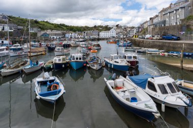 MEVAGISSEY, CORNWALL, UK, MAYIS 3. 3 Mayıs 2024 'te Cornwall' daki Mevagissey limanının görüntüsü