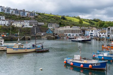 MEVAGISSEY, CORNWALL, UK, MAYIS 3. 3 Mayıs 2024 'te Cornwall' daki Mevagissey limanının görüntüsü. Tanımlanamayan kişiler