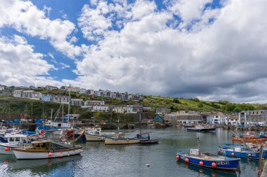 MEVAGISSEY, CORNWALL, UK, MAYIS 3. 3 Mayıs 2024 'te Cornwall' daki Mevagissey limanının görüntüsü. Tanımlanamayan kişiler