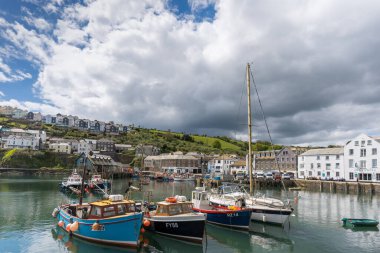 MEVAGISSEY, CORNWALL, UK, MAYIS 3. 3 Mayıs 2024 'te Cornwall' daki Mevagissey limanının görüntüsü. Tanımlanamayan kişiler
