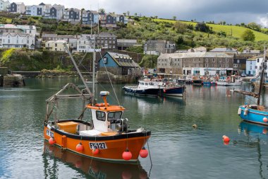 MEVAGISSEY, CORNWALL, UK, MAYIS 3. 3 Mayıs 2024 'te Cornwall' daki Mevagissey limanının görüntüsü. Tanımlanamayan kişiler