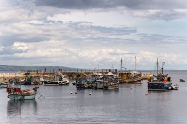 MEVAGISSEY, CORNWALL, UK, MAYIS 3. 3 Mayıs 2024 'te Cornwall' daki Mevagissey limanının görüntüsü. Tanımlanamayan kişiler