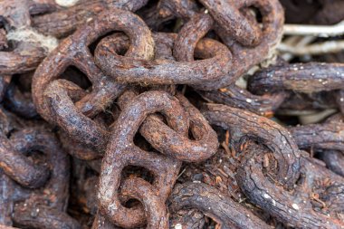 Mevagissey Cornwall 'daki eski paslı zincir