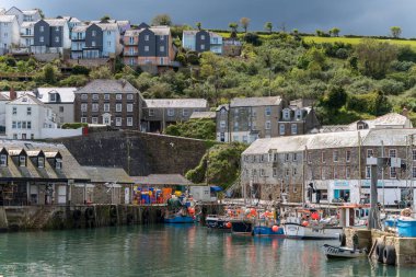 MEVAGISSEY, CORNWALL, UK, MAYIS 3. 3 Mayıs 2024 'te Cornwall' daki Mevagissey limanının görüntüsü. Kimliği belirsiz üç kişi.