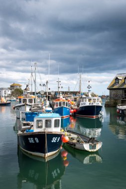 MEVAGISSEY, CORNWALL, UK, MAYIS 3. 3 Mayıs 2024 'te Cornwall' daki Mevagissey limanının görüntüsü