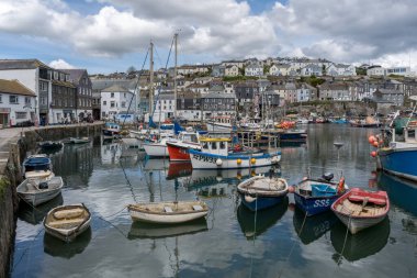 MEVAGISSEY, CORNWALL, UK, MAYIS 3. 3 Mayıs 2024 'te Cornwall' daki Mevagissey limanının görüntüsü. Tanımlanamayan kişiler