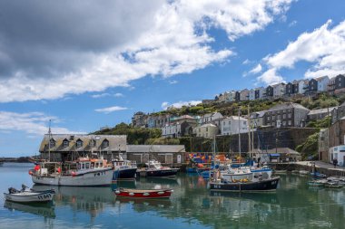 MEVAGISSEY, CORNWALL, UK, MAYIS 3. 3 Mayıs 2024 'te Cornwall' daki Mevagissey limanının görüntüsü. Tanımlanamayan kişiler