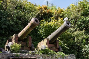 CHARLESTOWN, CORNwall, UK, 4 MAYIS. Cornwall 'daki Charlestown Limanı' ndaki eski top 4 Mayıs 2024