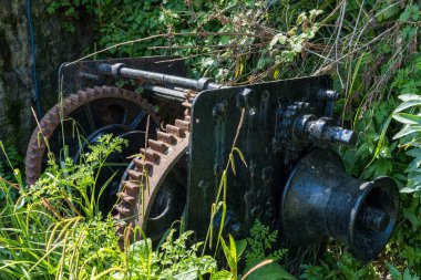 CHARLESTOWN, CORNwall, UK, 4 MAYIS. 4 Mayıs 2024 'te Cornwall' daki Charlestown limanında eski deniz donanımı.