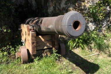 CHARLESTOWN, CORNwall, UK, 4 MAYIS. Cornwall 'daki Charlestown Limanı' ndaki eski top 4 Mayıs 2024