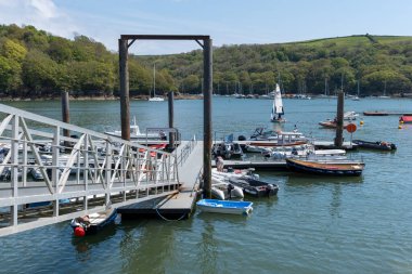 FowEY, CORNwall, UK, 7 Mayıs. 7 Mayıs 2024 'te Fowey, Cornwall' daki liman manzarası. Kimliği belirsiz biri.