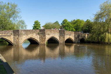 BAKEwell, DERBYSHIRE, İngiltere, 19 Mayıs. 19 Mayıs 2024 'te Derbyshire, Bakewell' deki Wye Nehri üzerindeki eski taş köprü. Tanımlanamayan kişiler