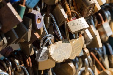 BAKEwell, DERBYSHIRE, İngiltere, 19 Mayıs. Kilitler 19 Mayıs 2024 'te Derbyshire, Bakewell' deki Wye Nehri üzerindeki Eski taş köprüye bağlandı..