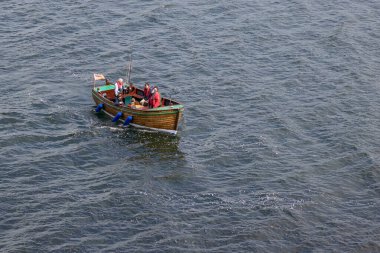 CRINAN ARGYLL & BUTE, SCOTLAND, İngiltere, 30 Mayıs. 30 Mayıs 2024 'te İskoçya, Argyll ve Bute' deki Crinan limanına balıkçı teknesi geliyor. Tanımlanamayan kişiler