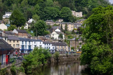 MATlock Banyo, DERBYSHIRE, İngiltere, 18 Mayıs. Derwent Nehri, 18 Mayıs 2024 'te Derbyshire' daki Matlock Bath kaplıca kasabasından akar. Tanımlanamayan kişiler