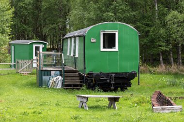 RANNOch İstasyonu, İskoç Tepeleri, İskoçya, İngiltere, 25 Mayıs. İskoçya 'nın İskoç Highlands kentindeki Rannoch tren istasyonunda 25 Mayıs 2024' te ev olarak kullanılan eski tren vagonu.