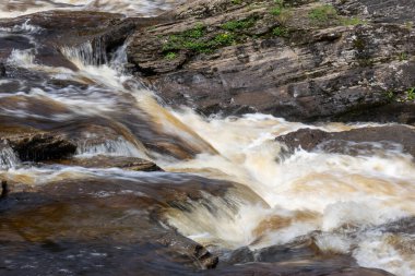 İskoçya, Killin 'de bir bahar günü Dochart Şelalesi manzarası