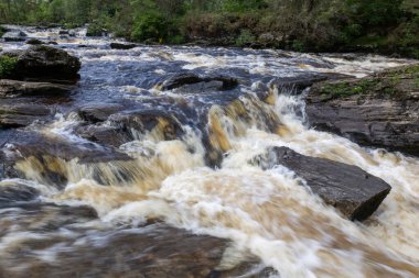 İskoçya, Killin 'de bir bahar günü Dochart Şelalesi manzarası