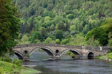 KENMORE PERTHSHIRE, SCOTLAND, İngiltere, 27 Mayıs. 27 Mayıs 2024 'te Kenmore İskoçya' daki eski taş köprü. Tanımlanamayan kişiler