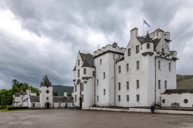 PITLOCHRY, PERTHSHIRE, SCOTLAND, İngiltere, 28 Mayıs. 28 Mayıs 2024 'te İskoçya' da Pitchlochry yakınlarındaki Blair Atholl Kalesi 'nin görüntüsü. Kimliği belirsiz iki kişi.