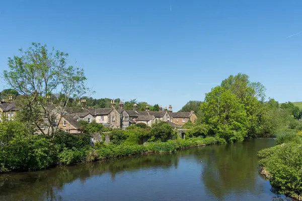 BAKEwell, DERBYSHIRE, İngiltere, 19 Mayıs. 19 Mayıs 2024 'te Bakewell, Derbyshire' da Wye nehri kenarındaki evler