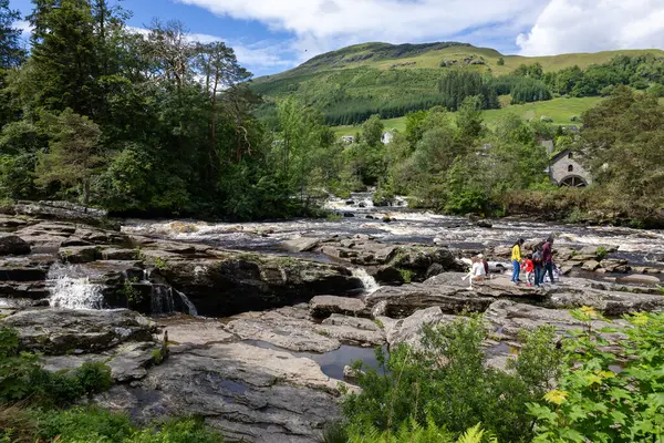 KILLİN, PERTHSHIRE, SCOTLAND, İngiltere, 27 Mayıs. 27 Mayıs 2024 'te Killin, İskoçya' daki Dochart Şelalesi manzarası. Tanımlanamayan kişiler